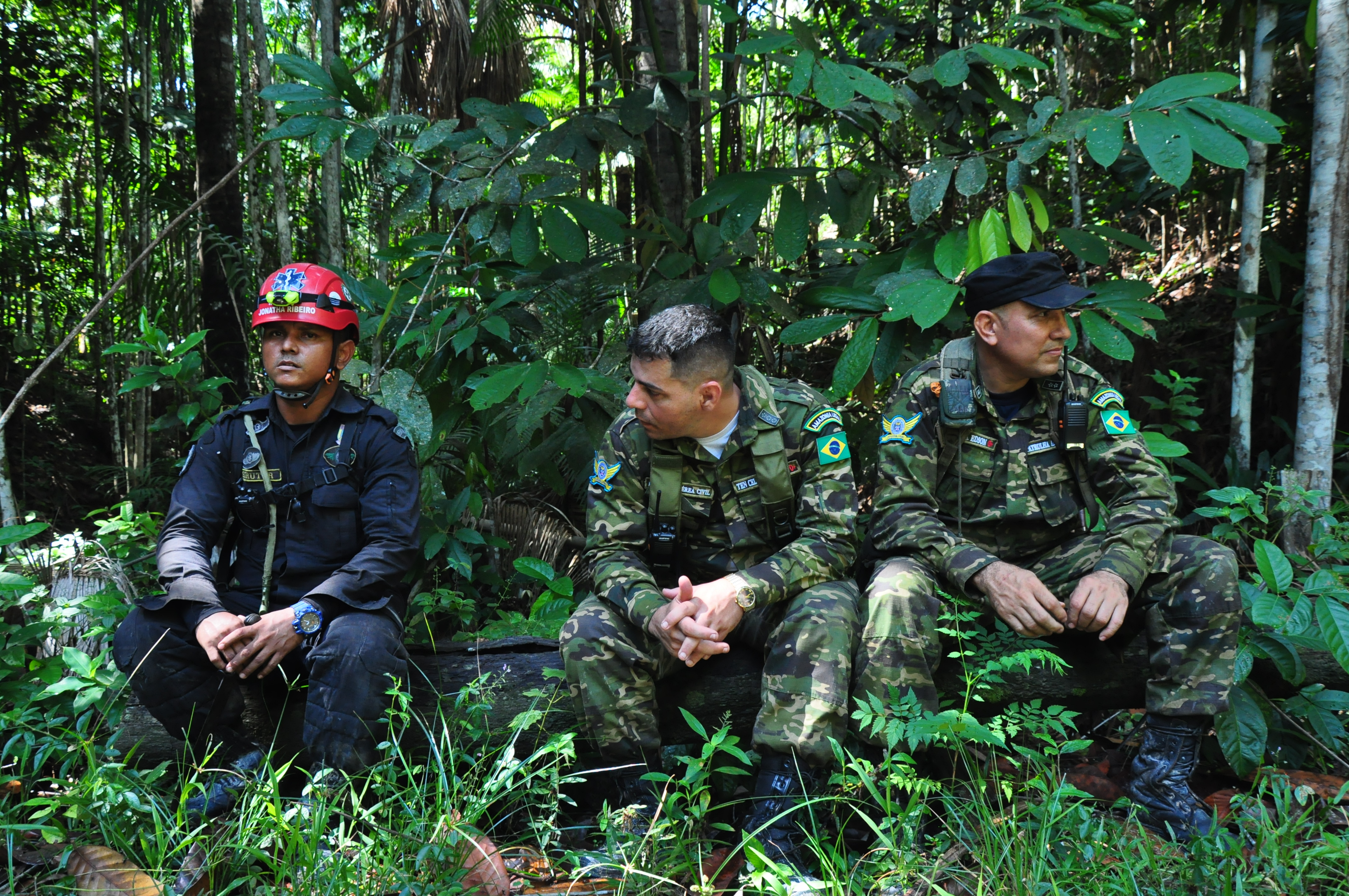 Patrulheiros em momento de descanso, instrução de selva na Floresta Amazônica.