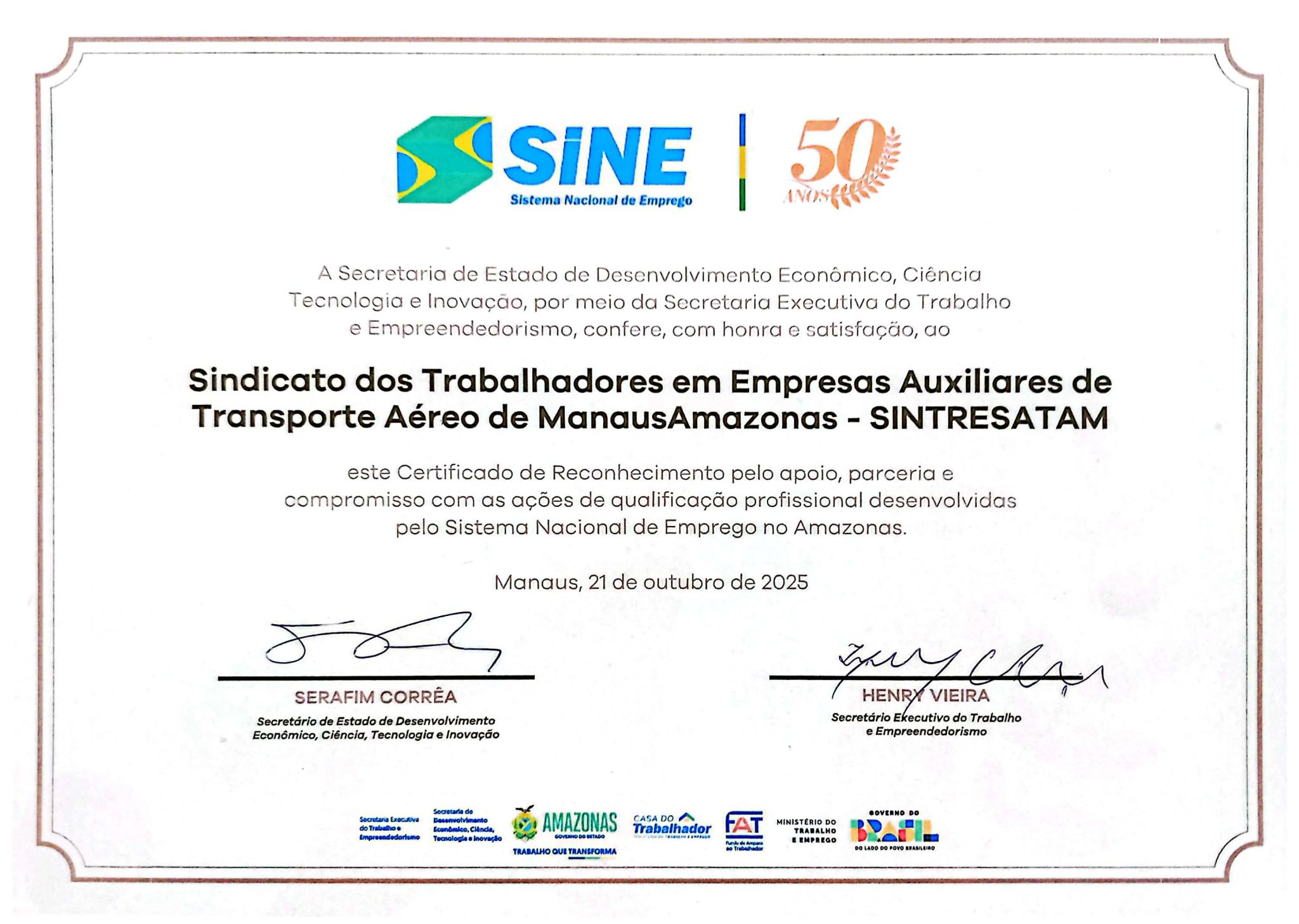 IMAGEM DE CERTICADO DE RECONHECIMENTO DO SINE/AM AO SINDICATO POR CONTRIBUIR COM O ESTADO DO AMAZONAS NA QUILIFICAÇÃO VOLUNTÁRIA PARA O MERCADO DA AVIAÇÃO CIVIL.