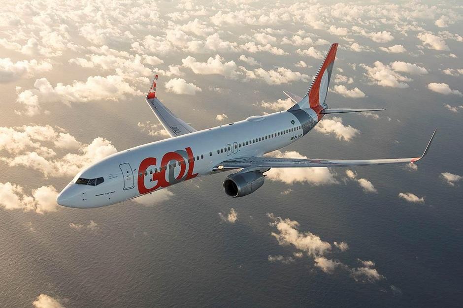 IMAGEM de um Boeing-737-MAX da GOL LINHAS AÉREAS INTEGENTE sobrevoando o céu