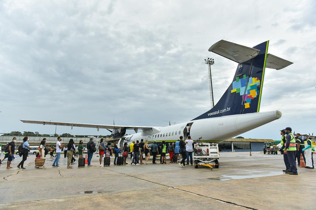 Passageiros embarcando em aeronave